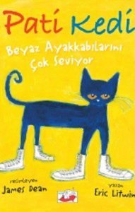 Pati_Kedi_Beyaz_Ayakkabılarını_Çok_Seviyor