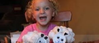 Kağıt bardaklarla sevimli kuzular