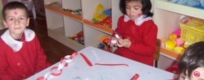 kırmızı beyaz zincirlerimiz 23 nisan için sınıfı süslemeye başladık
