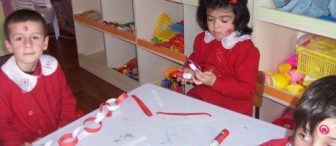 kırmızı beyaz zincirlerimiz 23 nisan için sınıfı süslemeye başladık