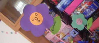 pet bardak içinde çiçek