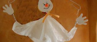 çocuk elbise askısından kukla geldi