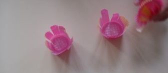 Küçük yoğurt kutularından çiçekler