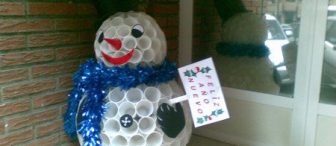 O da ne??Okul kapısında bir kardan adam:))