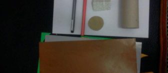 bu çocuk gazete okuyor ama üşümüş (rulodan)