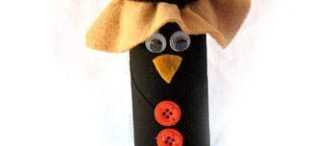 Şapkalı Karga Tuvalet kağıdı rulosu ile