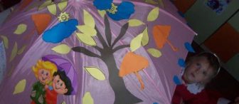 şemsiyede sonbahar manzarası ve pamuk gibi kuzucuk