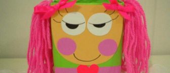 Sevimli inek ve kız çocuğu