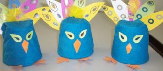 Plastik bardaklardan tavuskuşu ve civciv