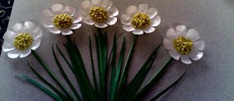 Plastik tabaktan çiçek