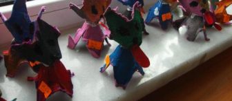 Yumurta kolilerini kullanarak köpekçikler yaptık:))