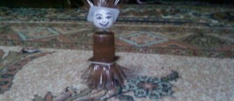 Danino kutularından taçlı bebek