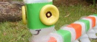 Plastik kutudan tırtıl ve arı