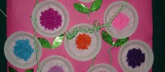 Plastik tabaktan öğretmenler günü için çiçek yaptıkk :)