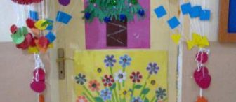 yılbaşı çam ağacı ve örüntüden kapı perdesi