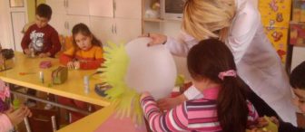 Minik ellerimizi birleştirip kocaman bir ağaç yaptık :)