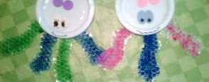 plastik tabak ve çıtpıttan ahtapot