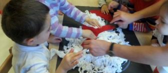 Minik Eller Kardan Adam Yapıyor :)