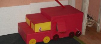 Karton kutu , fon kartonu , CD , sprey boya , çıta ve kibritlerden İtfaiye arabası…