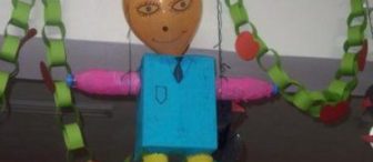 Kutu ve su şişelerinden öğretmen robotumuz. :)