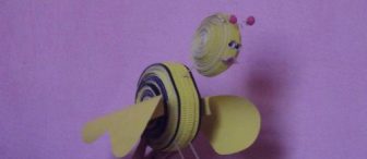 Oluklu kartondan arı yaptık.