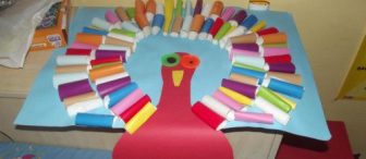 Fon ve Elişi kağıtları ile "Şaşı bak şaşır tavus kuşu"muz. :))