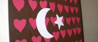 bayrak çalışmasını kapımıza süs yaptık