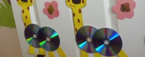 CD’lerden yapılmış sevimli zürafa