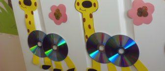 CD’lerden yapılmış sevimli zürafa