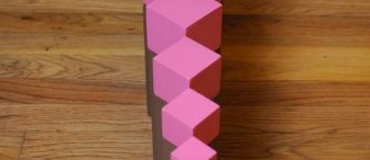 Montessori materyallerinden Pembe kule ve kahverengi merdiven kombine şekilleri