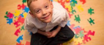 Otistik çocukların anlaşılması için ”Dada’nın Babasının Mektupları”