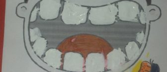 Küçük kızın dişleri bembeyaz oldu..! :)