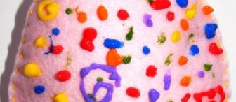 Keçeden yapılmış yumurta süslemeleri