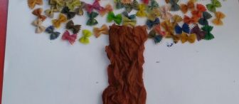 Artık materyallerle ilkbahar ağacı sanat etkinliği