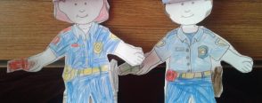 Polis  Kağıt bebeklerimiz :)