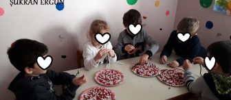 Şönile boncuk dizerek örüntü çalışması