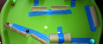 Bir tepsi üzerinden engel kursu