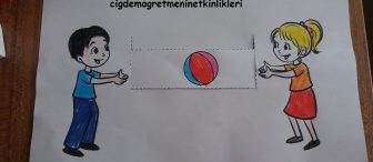 Top oynayan çocuklar